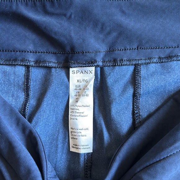 SPANX Sunshine Shorts 6” Sun-kissed Navy Blue - Picture 2 of 5